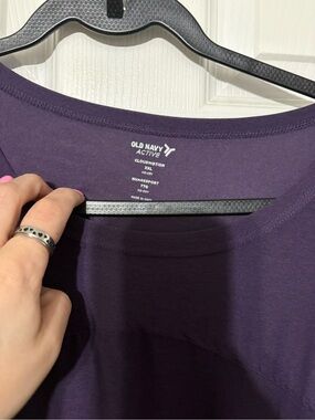 3 Old Navy Women’s Dark Crew Active Tops